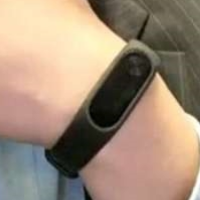 Xiaomi-CEO-Lei-Jun-shows-off-the-Mi-Max-and-the-Mi-Band-2