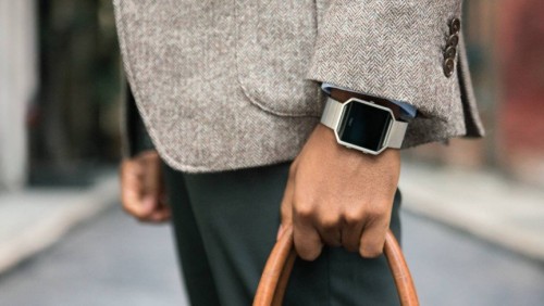 fitbit-blaze-holding