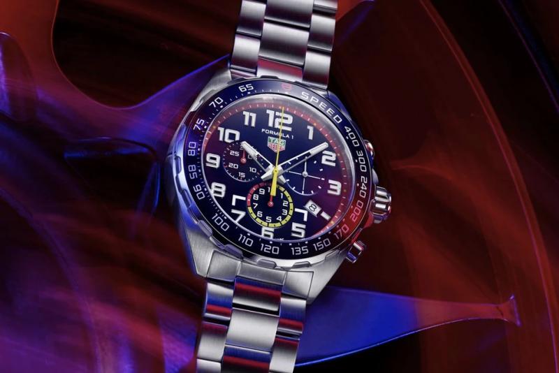 Модель TAG Heuer Formula 1 Red Bull Racing Special Edition сочетает в себе спортивный стиль и элегантность.